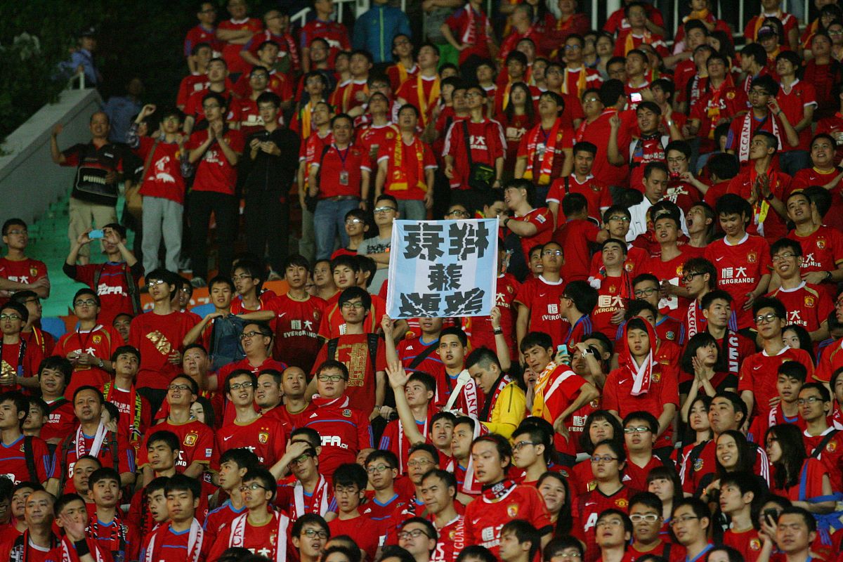 队员拼尽全力,为胜利拼搏努力 队员拼尽全力,为胜利拼搏努力