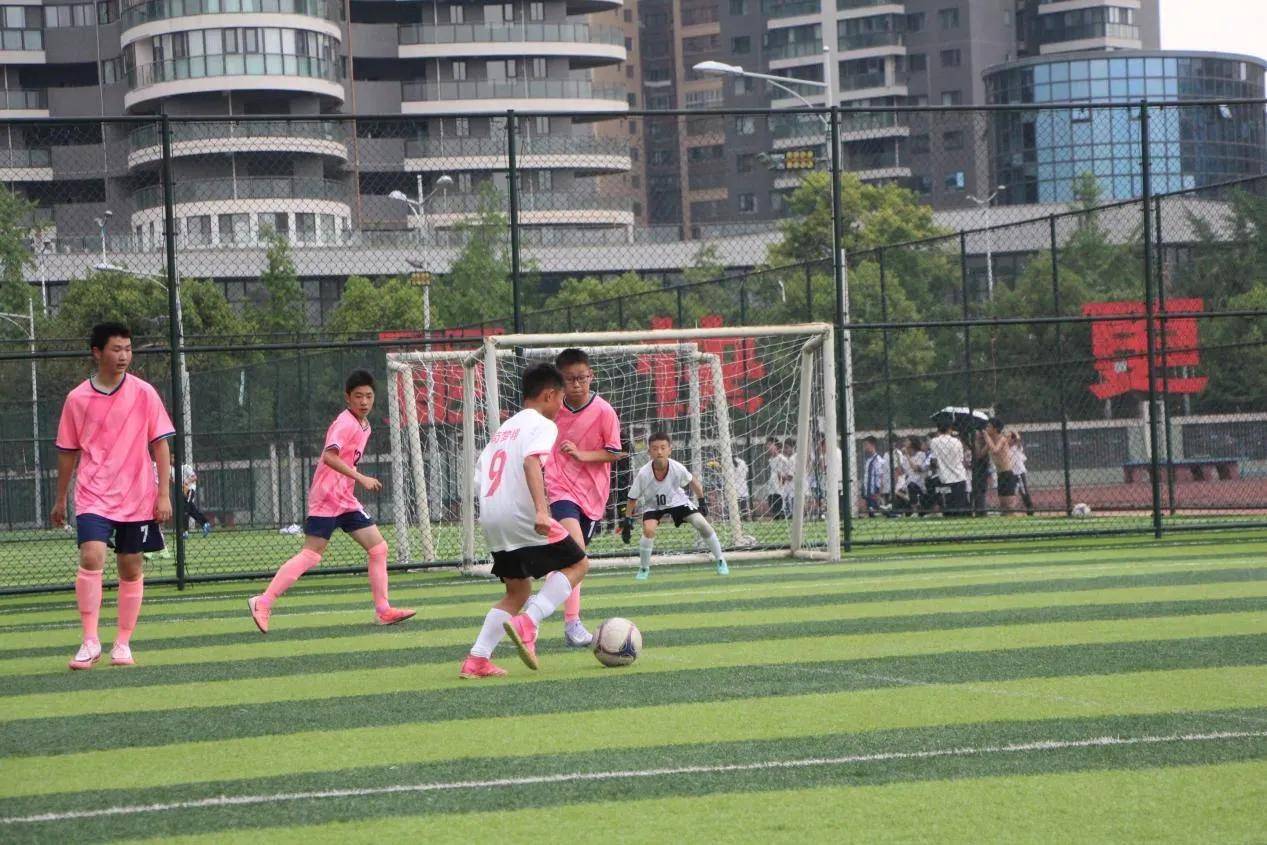 足球比赛中的紧张气氛让现场气氛紧张又激烈的简单介绍 足球比赛中的紧张气氛让现场气氛紧张又激烈的简单介绍