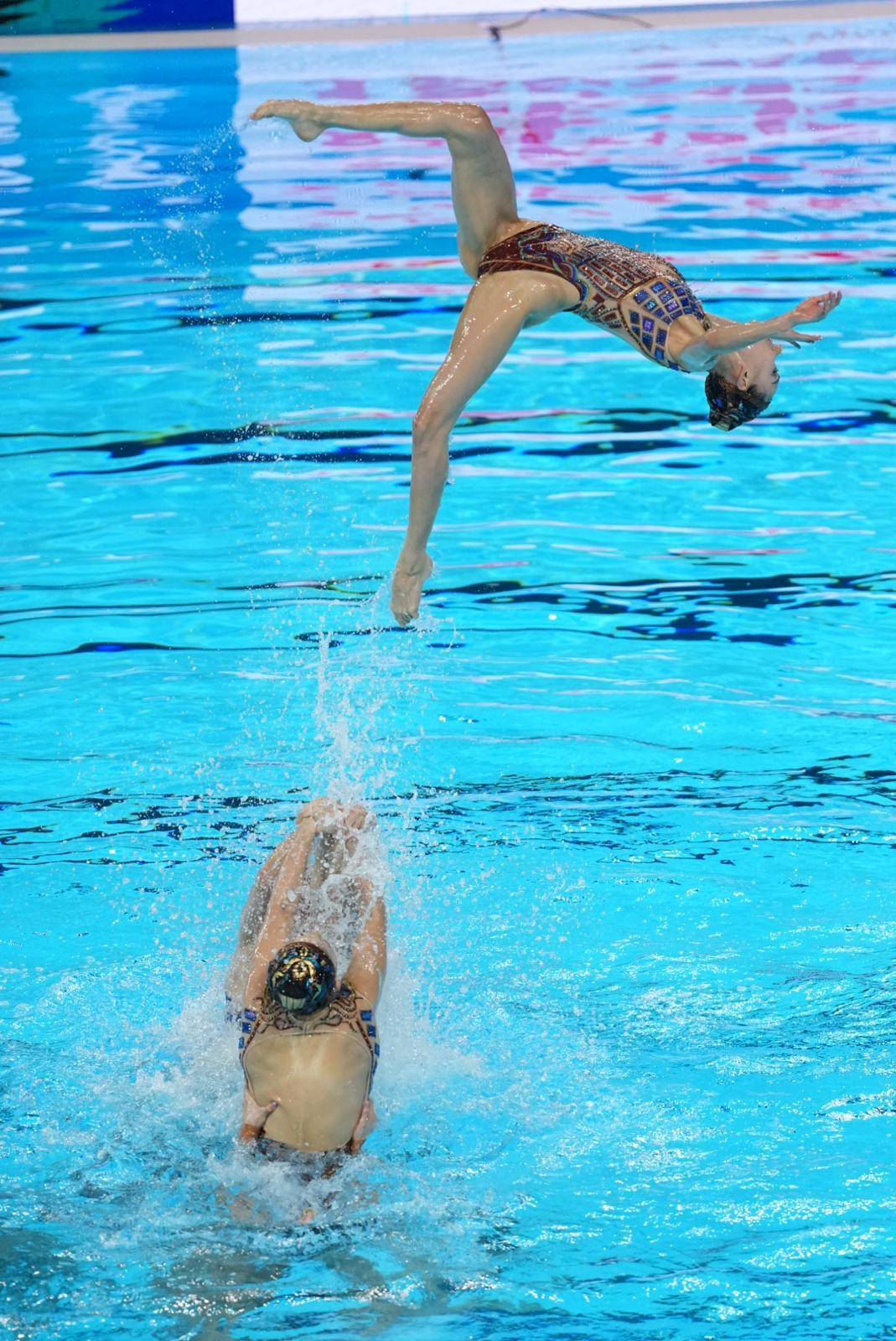 波兰游泳选手斩获金牌,登上领奖台 波兰游泳选手斩获金牌,登上领奖台