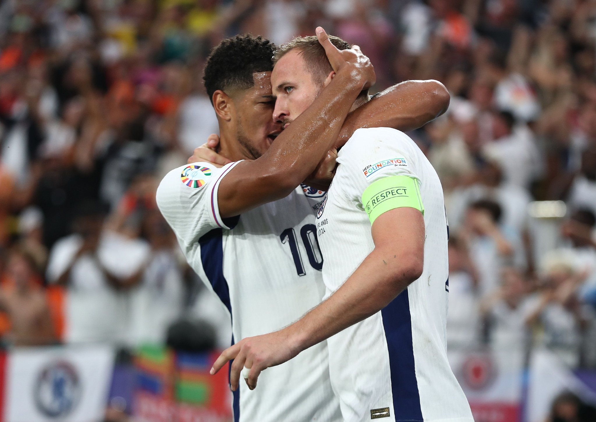 西班牙横扫对手,英格兰苦战胜利,热门球队争夺荣誉的简单介绍 西班牙横扫对手,英格兰苦战胜利,热门球队争夺荣誉的简单介绍