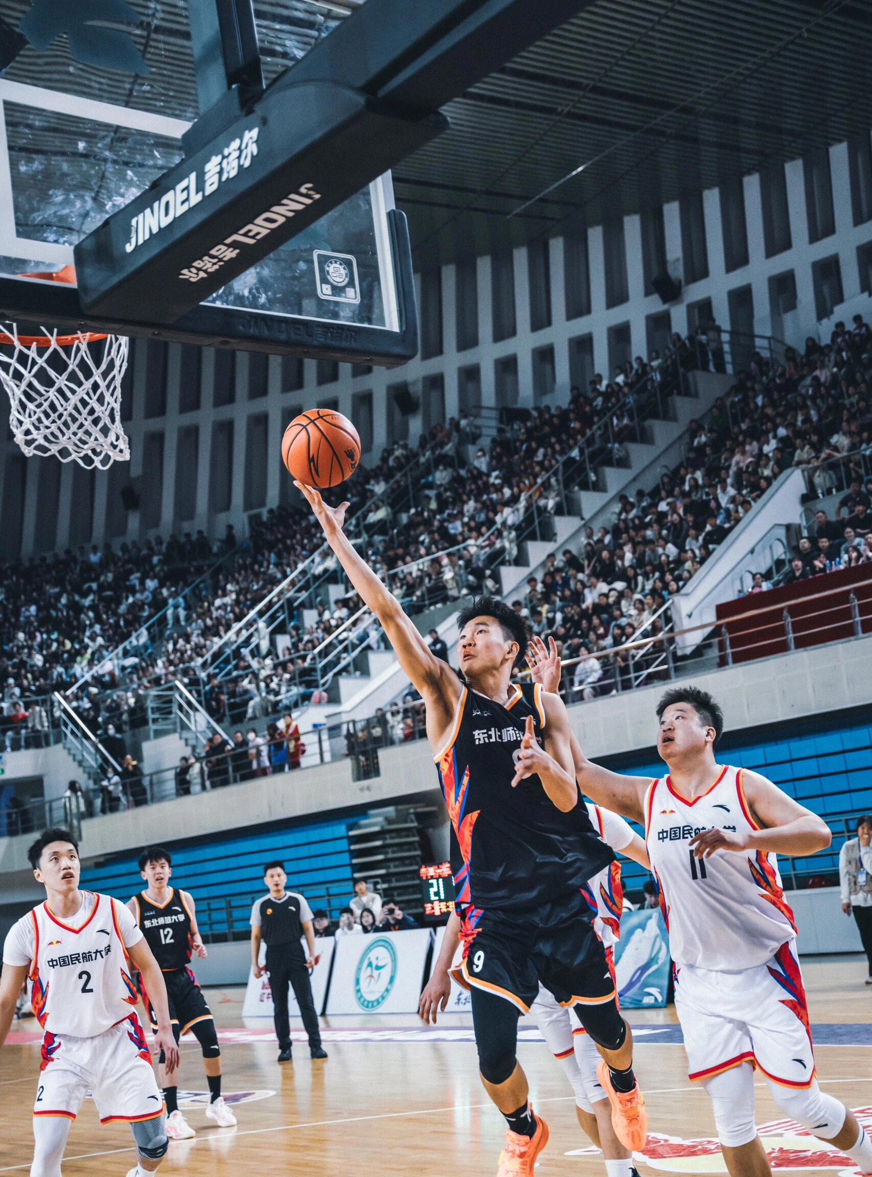 星空体育登录入口-比赛中球员飒爽出色，演绎篮球魅力