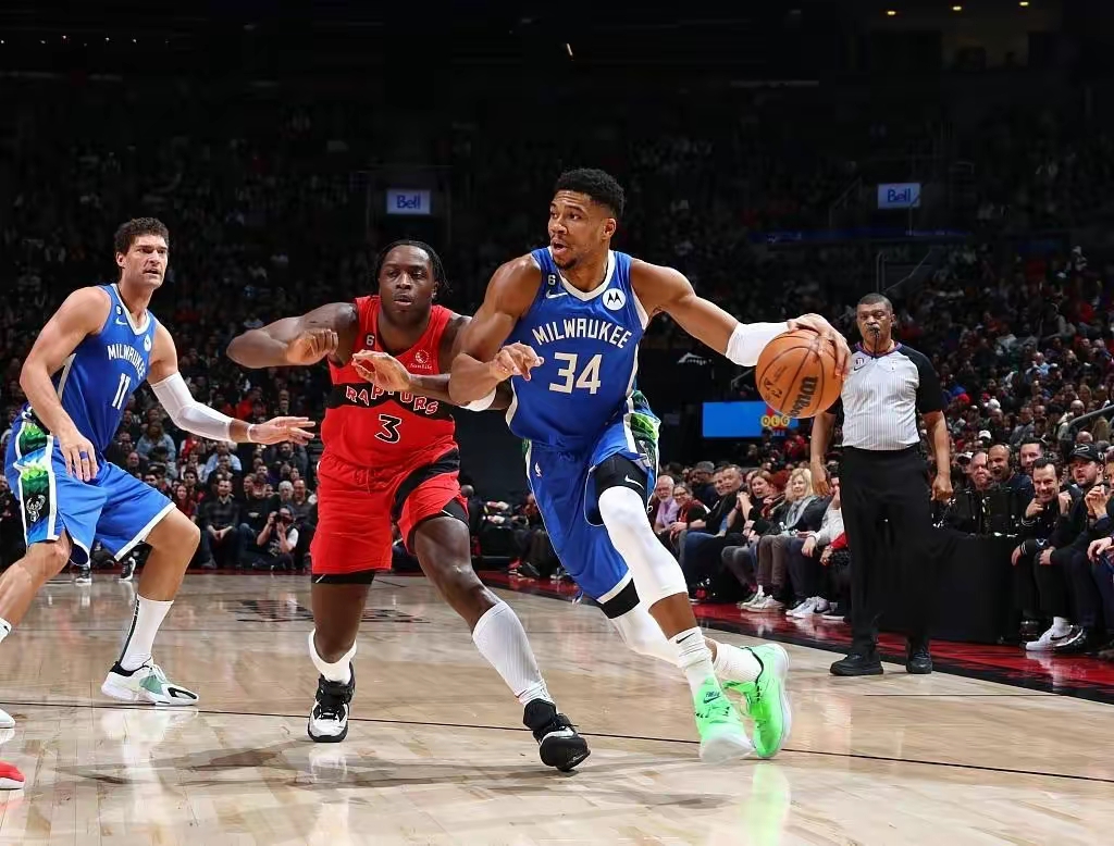 猛龙客场对阵雄鹿,力争胜利 猛龙客场对阵雄鹿,力争胜利