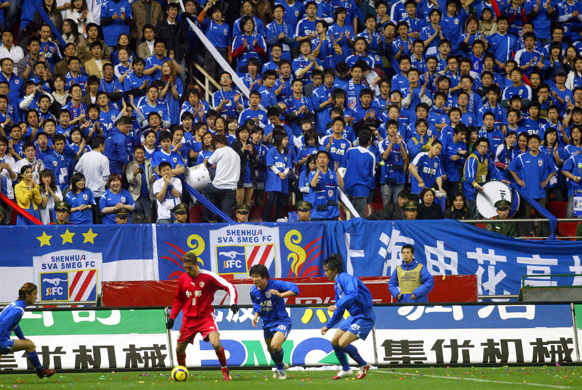 沙尔克04赢得胜利向前迈进 沙尔克04赢得胜利向前迈进