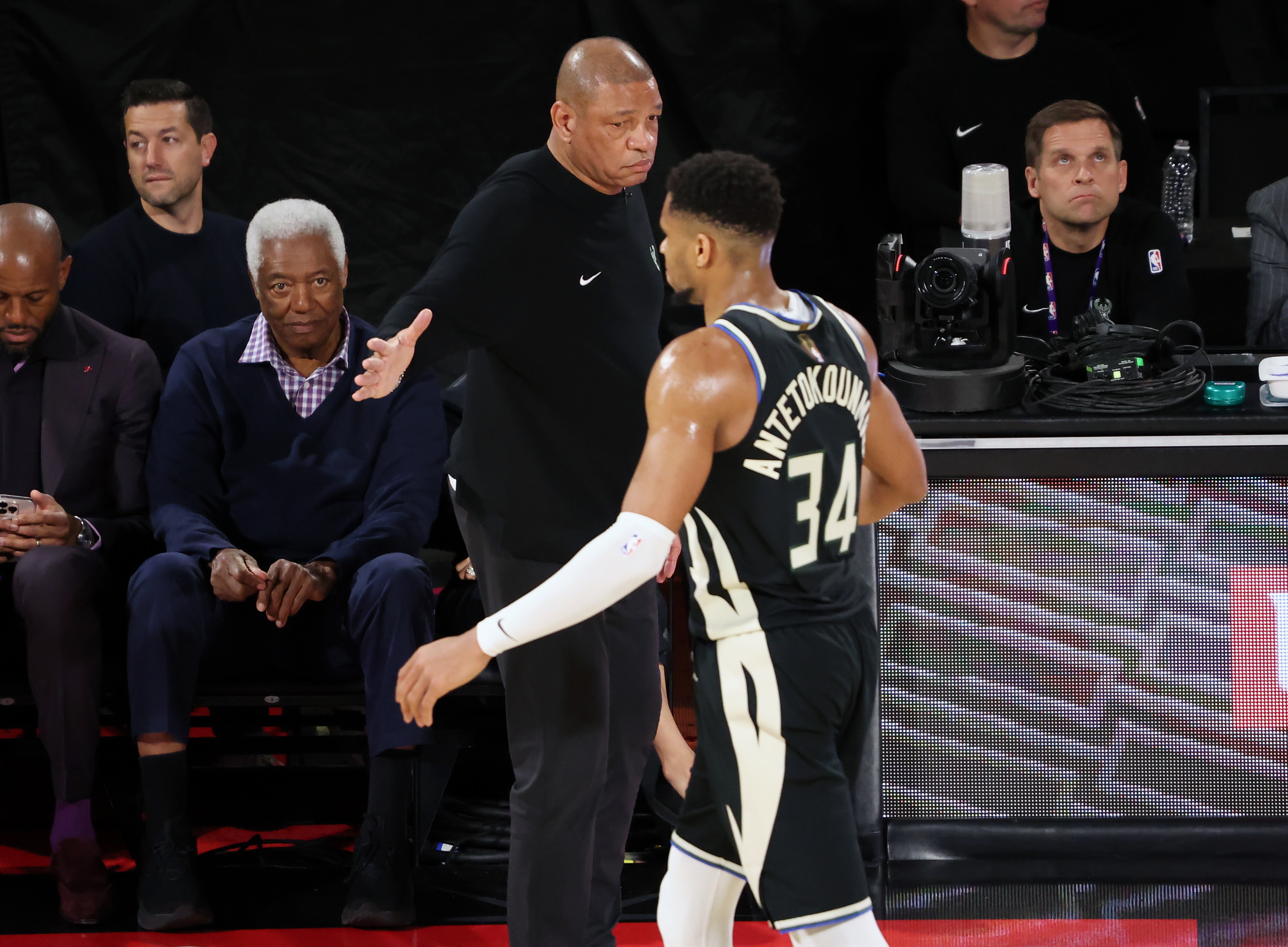 关于雄鹿击败篮网:字母哥发威,团队合作取胜的信息 关于雄鹿击败篮网:字母哥发威,团队合作取胜的信息