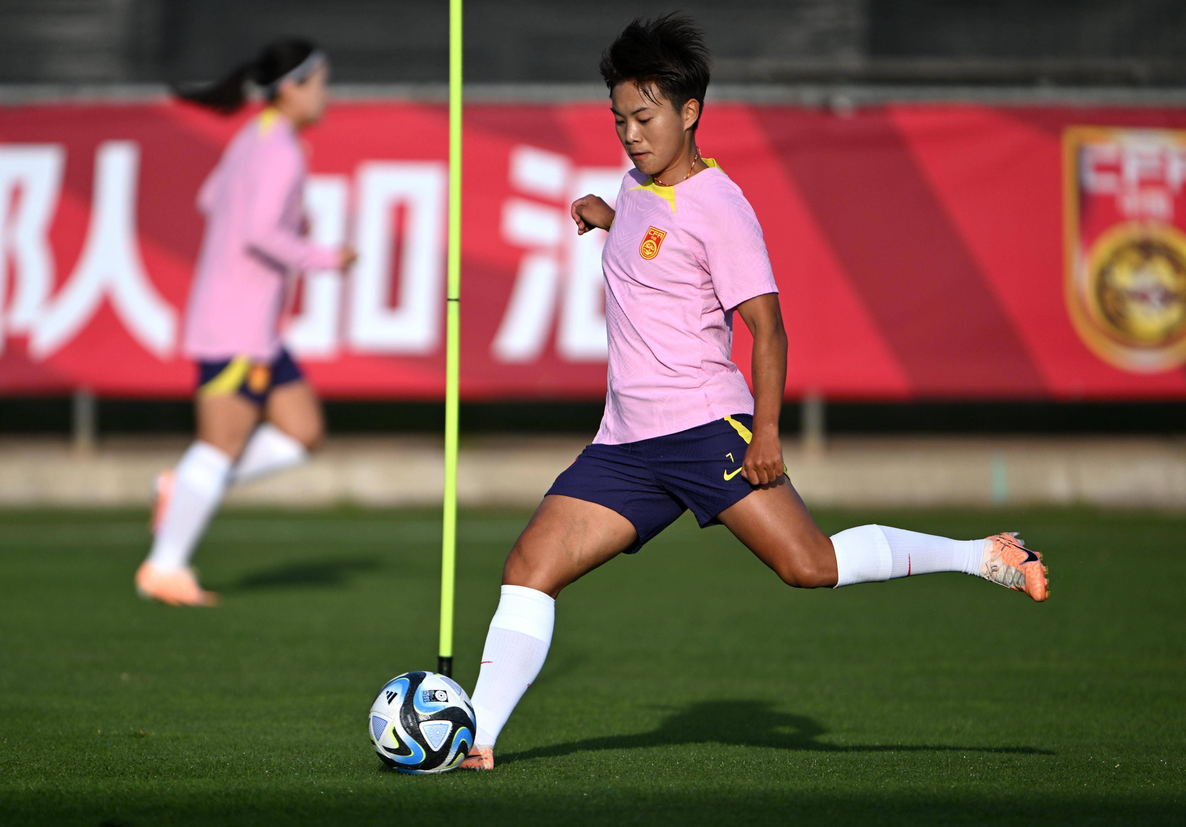 某国女足教练组织备战全面展示的简单介绍 某国女足教练组织备战全面展示的简单介绍